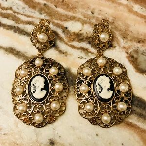 Vintage style cameos earrings with pearls
